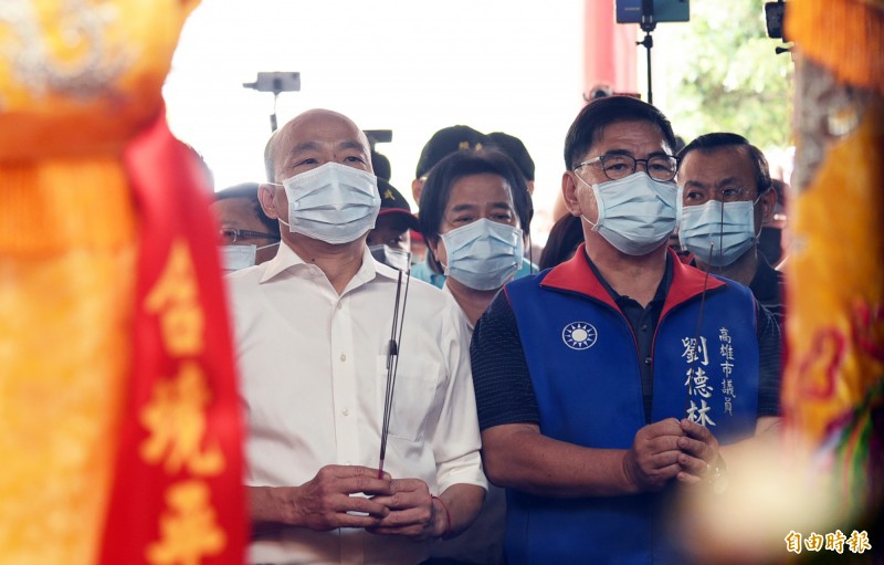 高雄市長韓國瑜今於鳳山行政中心旁的港口慈濟宮接駕、參拜大甲媽。（記者張忠義攝）