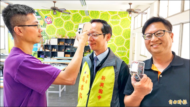 新興國中搭配時事自製額溫槍，教導學生相關理論如何運用在現實生活中。（記者劉婉君攝）