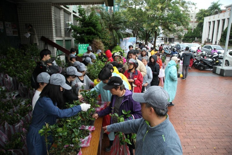 新竹林管處去年發放苗木盛況。（新竹林管處提供）