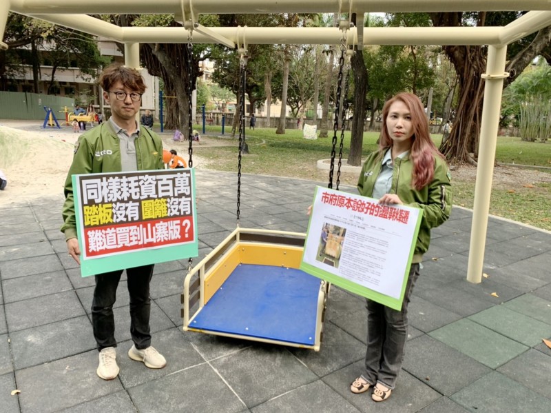 台中市議員江肇國（左）、賴佳微（右）指出，英才公園的「輪椅鞦韆」沒有踏板，輪椅上不去 。（江肇國、賴佳微提供）