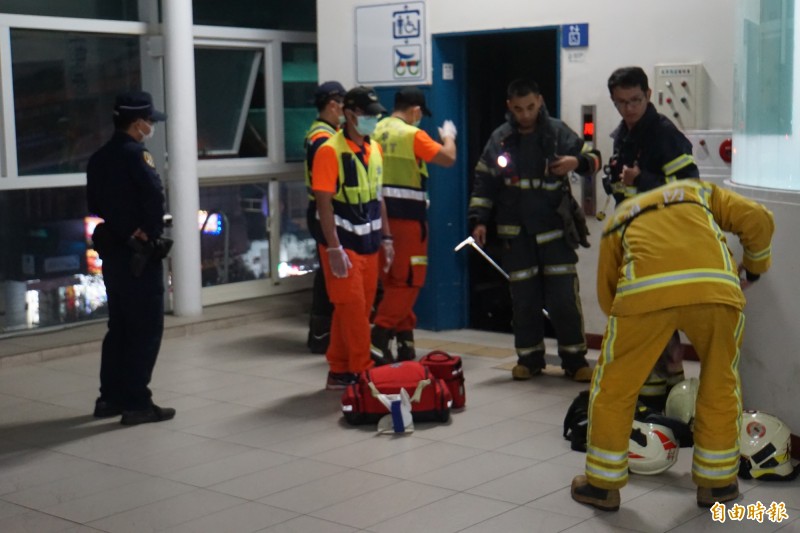 斗六火車站在電梯發生故障，有一乘客受困其中。（記者詹士弘攝）