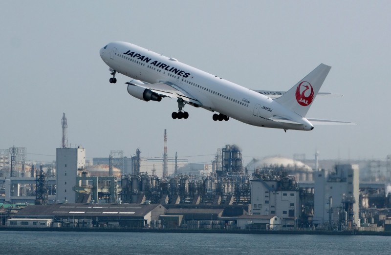 日本航空今天宣布，因應疫情將減少台日間航班，其中，桃園-成田航線自3月6日到3月28日全面停飛，桃園-大阪3月29日前停飛，其餘航線減少班次。（法新社）