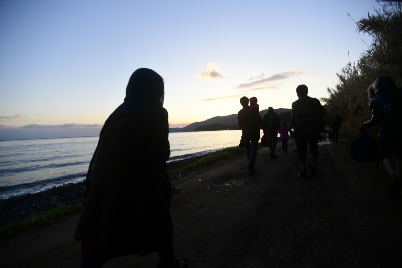 許多難民企圖橫渡愛琴海，抵達希臘。照中人物非本文當事人。（美聯社）