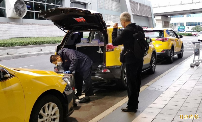 居家檢疫的旅客在新防疫措施正式實施後，只能自行駕駛或親友接送，以及搭乘防疫車隊車輛三種回家的方式，違反者依法可以處新台幣10到100萬元罰鍰。（記者姚介修攝）