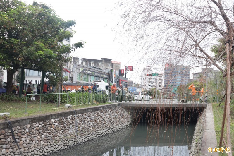 宜蘭市公所為重現昔日「八千代川」的垂柳景致，在中山公園內僅存的護城河段兩旁，種植垂柳樹，要讓民眾有走入時光隧道之感。（記者林敬倫攝）