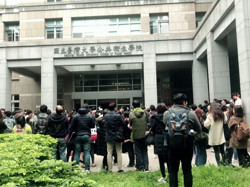 台大公衛大樓發電機室起火 緊急疏散526人