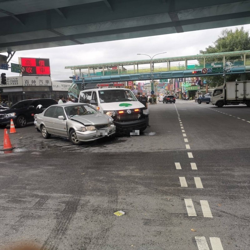 一輛台北國泰救護車在新莊中正路與一輛轎車車禍，轎車駕駛送醫，車上醫護及時轉乘，趕到醫院接生。（記者吳仁捷翻攝）