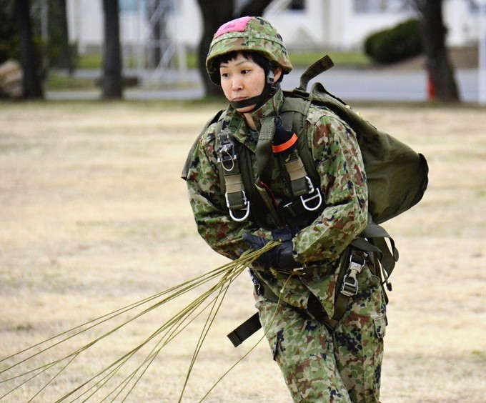 橋場麗奈三曹（下士）成為日本自衛隊第一名女性傘兵。（圖擷取自推特）