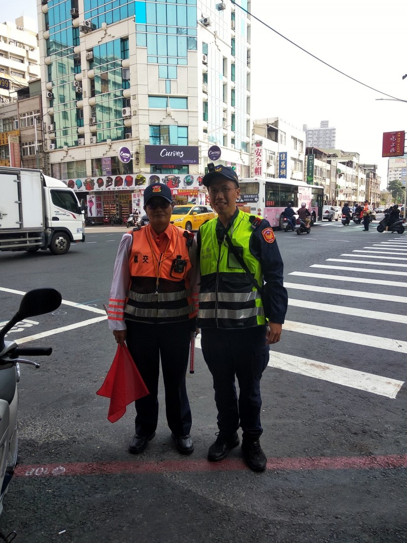 三民一分局交通分隊警員林惟仰（右）鍥而不捨，查訪路口協勤女義交，經由她配戴密錄器，查明車禍真相，還受傷騎士公道。（記者方志賢翻攝）