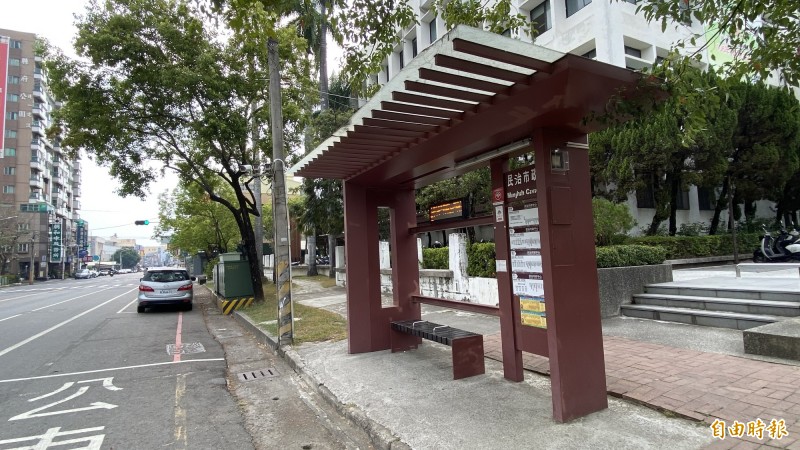 這是南市公車候車亭。(記者楊金城攝) 這是南市公車候車亭。(記者楊金城攝)