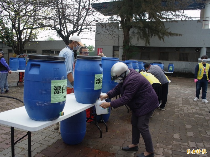 北港鎮公所即日起至25日提供免費漂白水供民眾消毒居家環境。（記者林國賢攝）