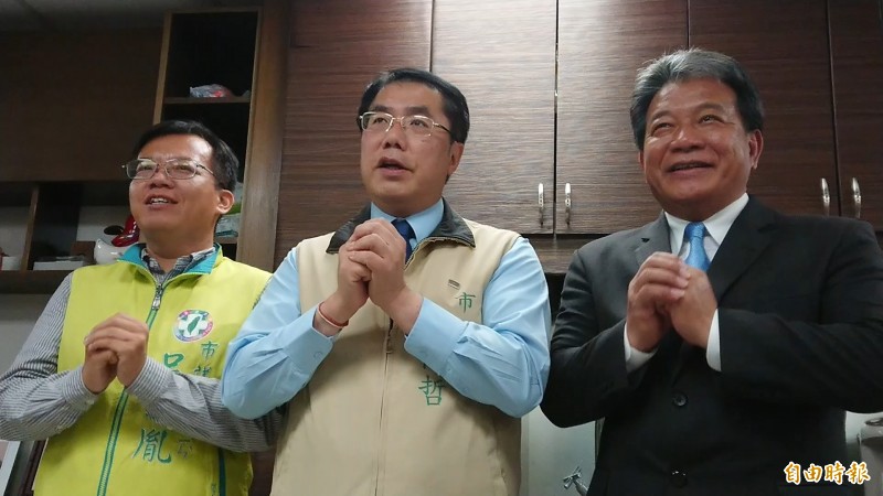 武漢肺炎全民防疫，台南市長黃偉哲（中）、市議長郭信良（右）同框合拍「拱手不握手、大家勤洗手」防疫宣導片。（記者洪瑞琴攝）