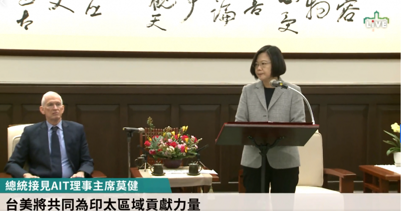 會見蔡總統，AIT主席莫健（左1）強調在蔡英文第二任總統任期，美國將為台灣加倍力道，拓展台灣的國際空間。（圖擷取自臉書）