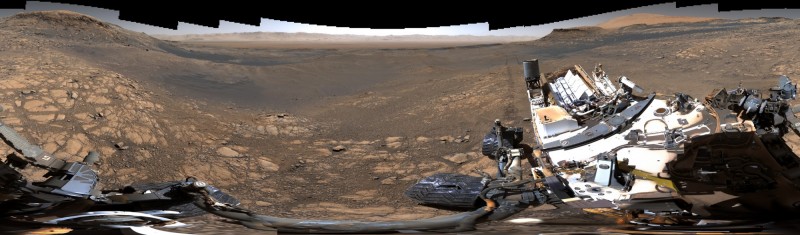 NASA公布史上最清晰的火星地貌照，能清楚看到荒蕪的隕石坑邊緣，還有坑內較小的撞擊坑以及「好奇號」留下的車輪軌跡。（圖擷取自NASA）