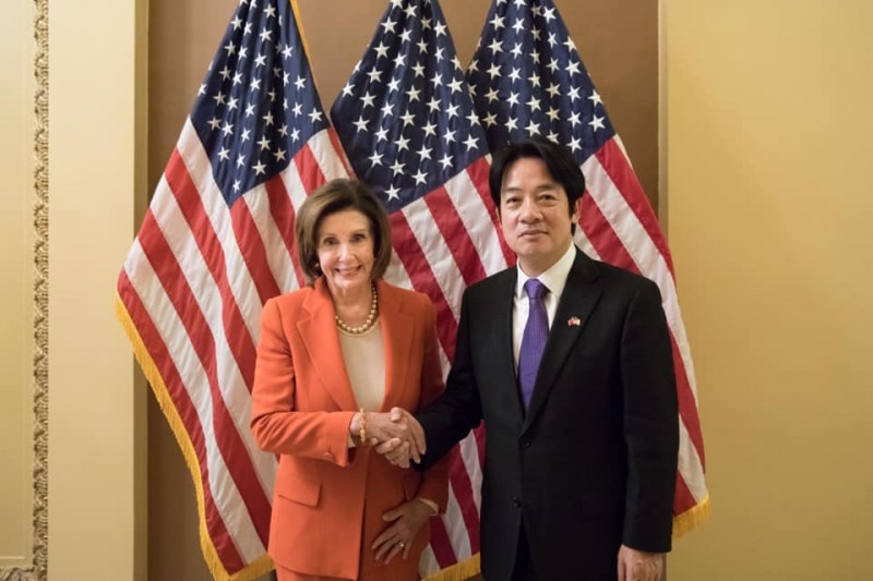 準副總統賴清德（圖右）表示，美國聯邦眾院通過「台灣法案」除展現民主、自由是台美雙方共享價值外，也是對台灣防疫、外交工作人員辛勤努力的肯定。圖左為美國眾議院議長裴洛西（Nancy Pelosi）。（圖擷取自賴清德臉書）