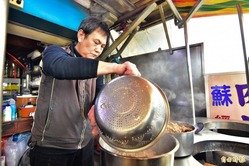 「肉羹民」業者林俊民自發店休一天，備料免費送餐到蘇榮，為防疫人員打氣。（記者張議晨攝）