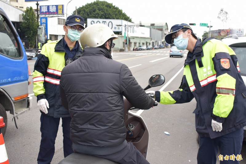 中市警局大白天封閉道路擴大酒測臨檢，並通知記者採訪。（記者張瑞楨攝）