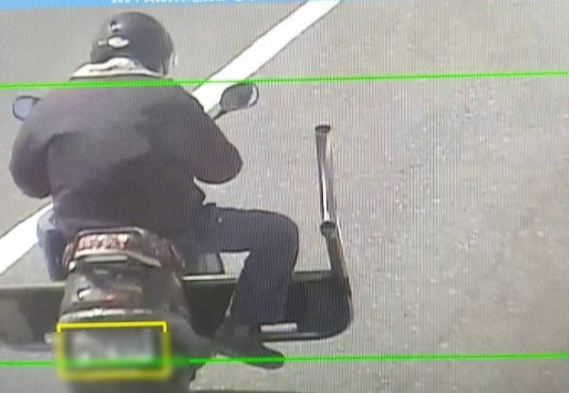 台東警分局調閱監視器，查到嫌犯以機車載拒馬的畫面。（記者黃明堂翻攝）