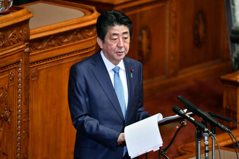 日本首相安倍晉三（見圖）今任命經濟重振大臣西村康稔擔任新型冠狀病毒大臣。（法新社）