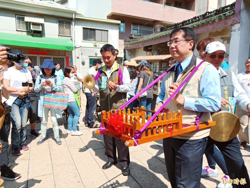 市長黃偉哲敲鼓帶領遊行隊伍從三山國王廟出發。（記者王姝琇攝）