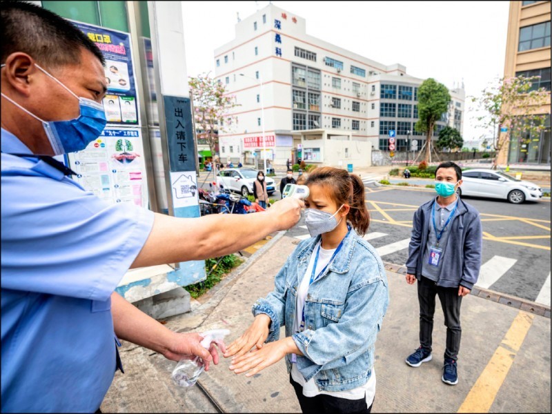 武大研究團隊論文指出，感染武漢肺炎後的特徵有性別差異，女性疑似因天生的抗病毒免疫力較男性強，感染後的症狀較輕。（歐新社）