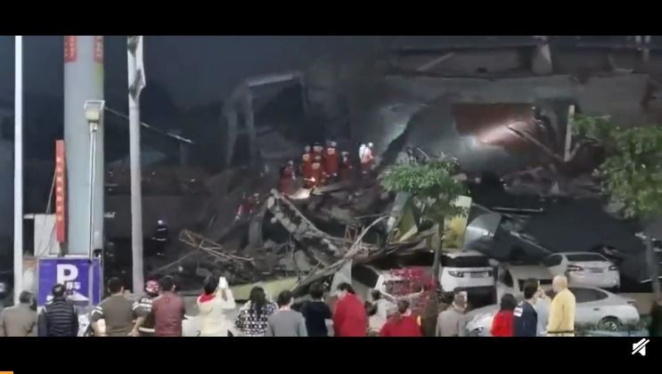 中國福建泉州今(7)天晚間驚傳鯉城區南環路的一家飯店倒塌,現在傳出有人遭活埋,當地官員與救援人員已到場搶救中,微博上瘋傳飯店倒塌的影片,目前狀況不明,有待當局進一步說明。(圖擷取自微博) 中國福建泉州今(7)天晚間驚傳鯉城區南環路的一家飯店倒塌,現在傳出有人遭活埋,當地官員與救援人員已到場搶救中,微博上瘋傳飯店倒塌的影片,目前狀況不明,有待當局進一步說明。(圖擷取自微博)
