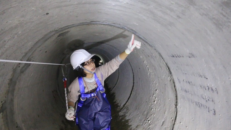 游蕙綾擔任雨水下水道工程科正工程司，負責新北市市區排水的水路管理及改善設計工作，經常深入下水道視察。（水利局提供）