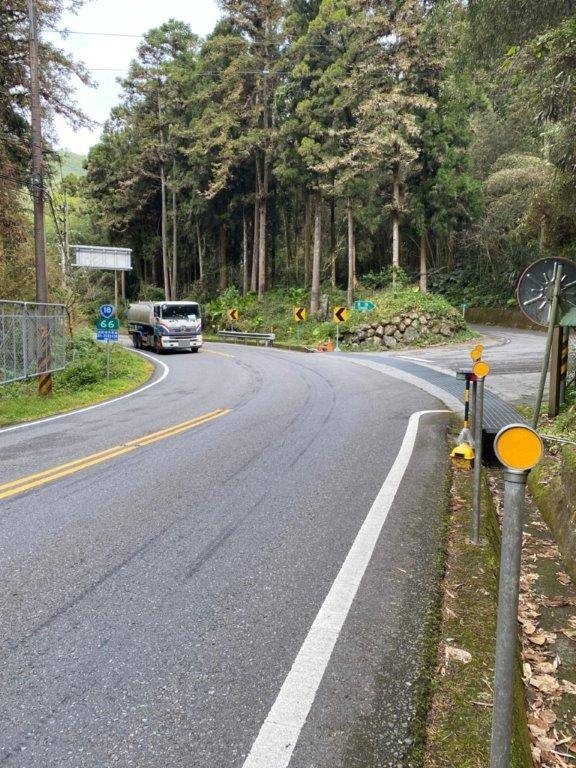 警方將加強取締阿里山公路跨越雙黃線的違規行為，（記者王善嬿翻攝）