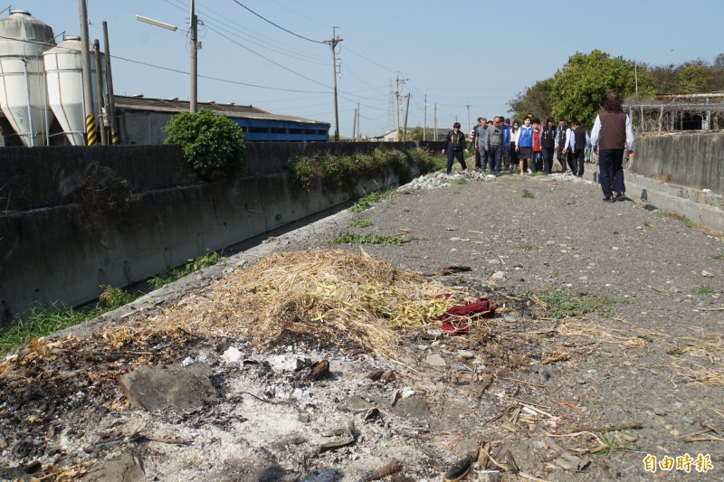 馬公大排鄰近馬光土地公廟的防汛道路，未鋪設瀝青混凝土路面，常被堆置雜物。（記者詹士弘攝）