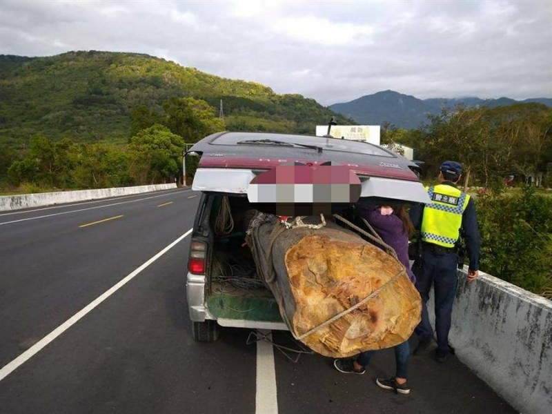 關山分局查獲廂型車載運盜取的貴重木，木頭幾乎比車還重。（記者黃明堂翻攝）