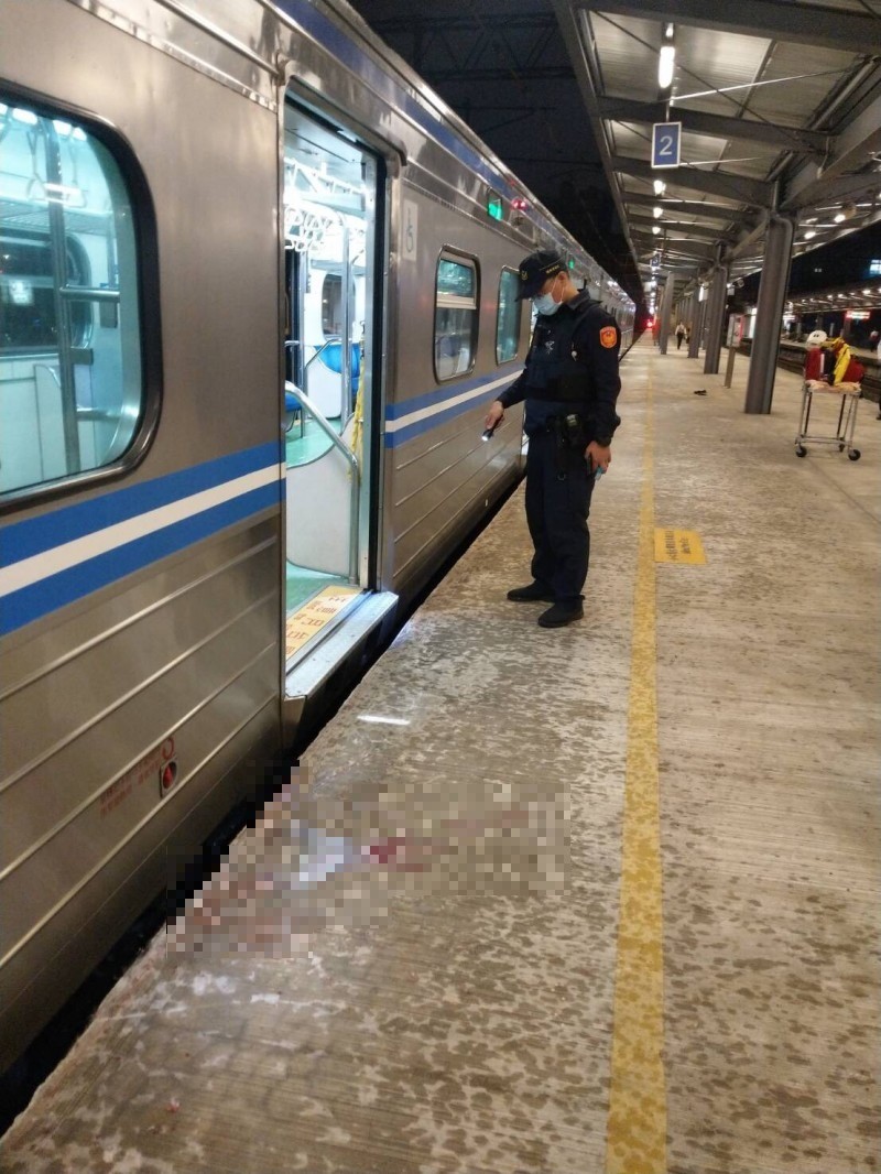 台鐵埔心站區間車今晚進站撞擊不明物體，停車發現1旅客當場死亡。（記者李容萍翻攝）