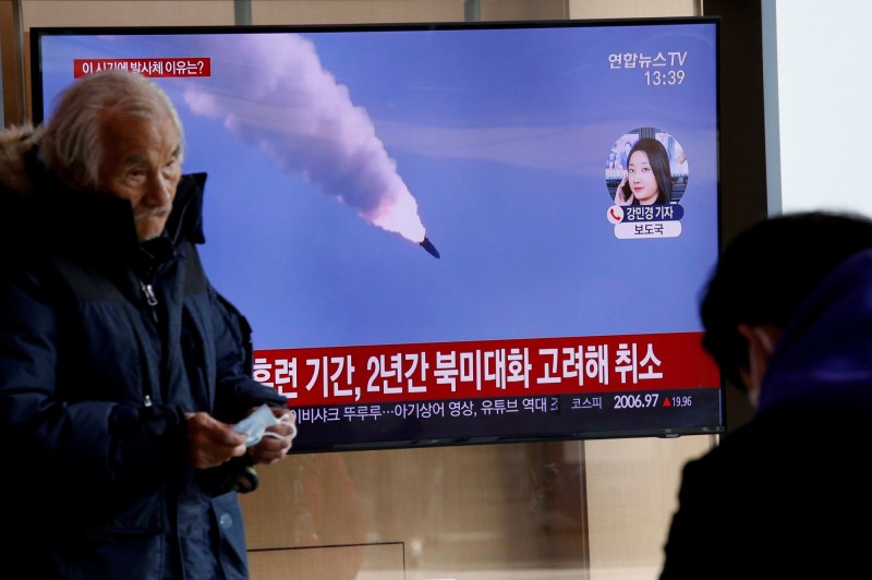 北韓今日發射3枚不明飛行物。圖為北韓上週發射時新聞畫面。（路透）