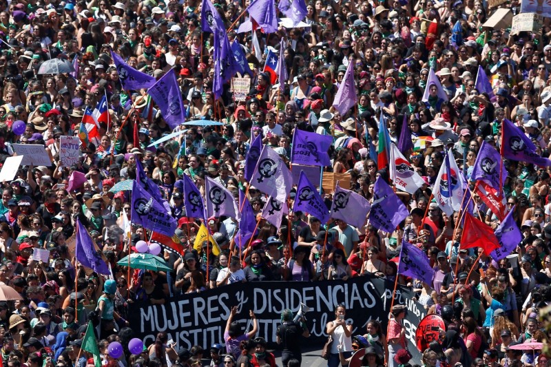 拉丁美洲各地今（9）日有逾23萬人走上街頭，除歡慶國際婦女節外，更對南美各國長期男女不平等、女性屠殺（femicide）以及嚴格的墮胎限制發出怒吼，部分地區發生零星警民衝突。圖為智利遊行。（路透）