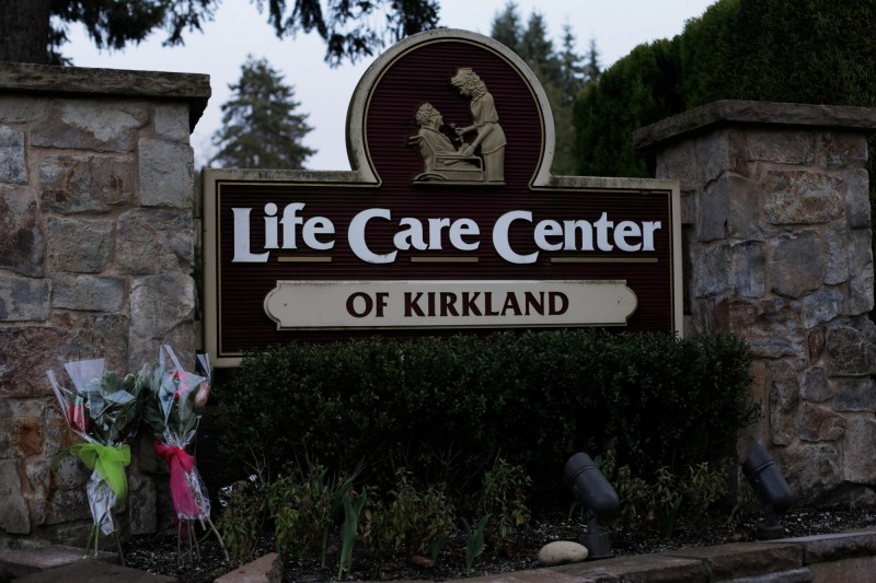 美國華盛頓州西雅圖養老院「柯克蘭生命照護中心（Life Care Center of Kirkland）」，目前已有13名確診武漢肺炎的患者死亡，另外還有65名員工出現類似感染新型冠狀病毒的呼吸道症狀。（路透）