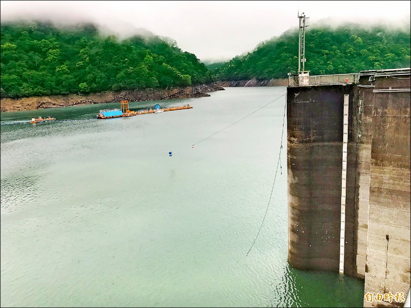 石門水庫集水區今年初以來因逢枯水期降雨量不多，蓄水率也跌破過半。（記者李容萍攝）