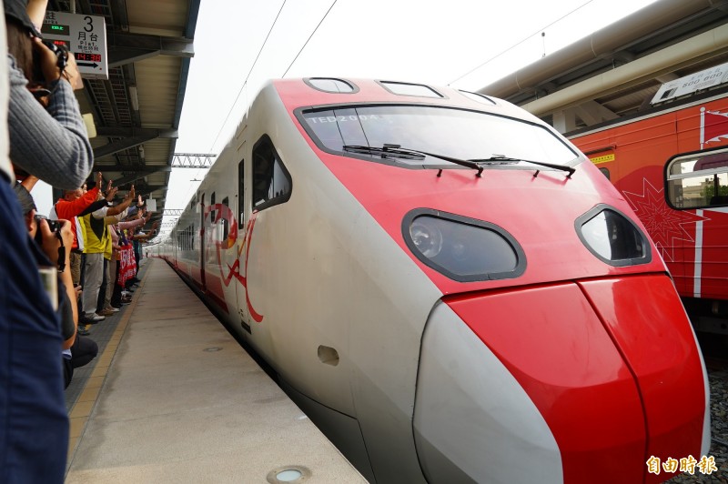 鐵路電氣化通車南及枋寮,普悠瑪也來了,預計今年底全台環島幹線通車。(記者陳彥廷攝) 鐵路電氣化通車南及枋寮,普悠瑪也來了,預計今年底全台環島幹線通車。(記者陳彥廷攝)