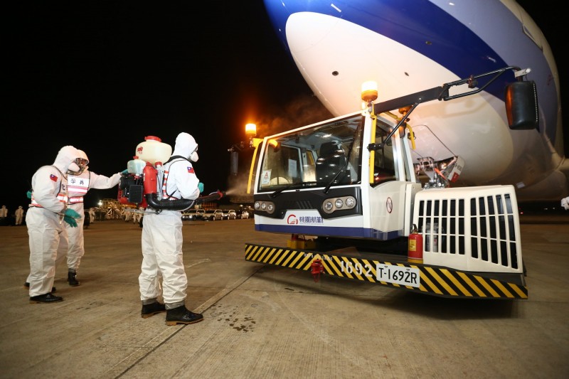 武漢肺炎 防疫滴水不漏46位化學兵徹夜為旅客飛機車輛消毒 生活 自由時報電子報