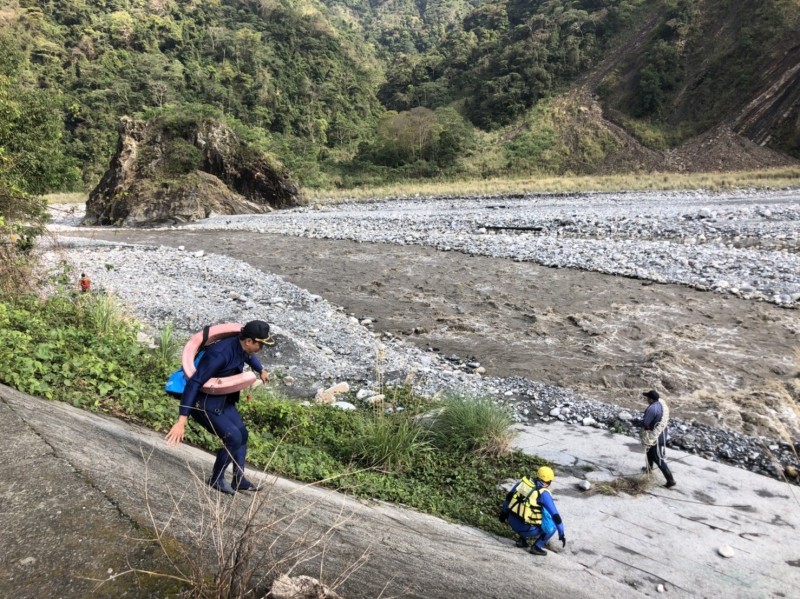 溪水暴漲兩男險遭滅頂，消防吉普車隊馳援（苗栗縣消防局提供）