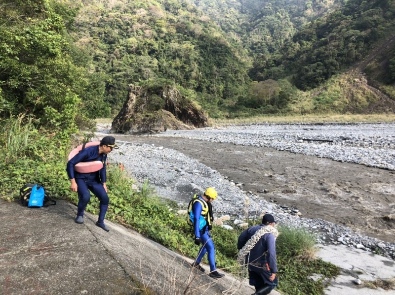 溪水暴漲兩男險遭滅頂，消防吉普車隊馳援（苗栗縣消防局提供）