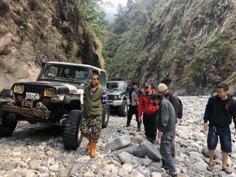 溪水暴漲兩男險遭滅頂，消防吉普車隊馳援（苗栗縣消防局提供）