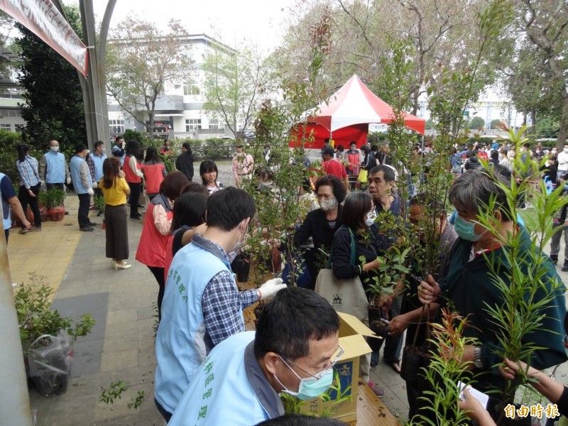 今天植樹節，林務局南投林管處於本處及下轄工作站、分站同步舉辦捐發票換樹苗活動。（記者佟振國攝）