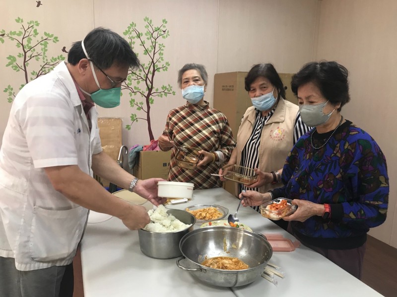 高市衛生局今宣布百餘處關懷據點，暫停共餐服務，全改為包便當，讓長者帶回家享用。（衛生局提供）