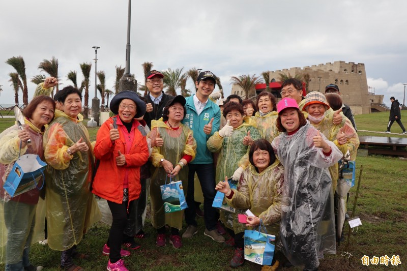 交通部觀光局長周永暉與立委蔡適應出席和平島種樹活動，一同在園區內種植台灣原生種毛柿、苦楝及厚葉石斑木，期待復育原始的島嶼林相。（記者俞肇福攝）