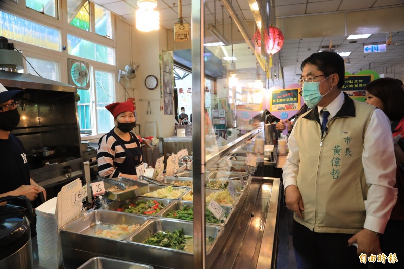 台南市長黃偉哲視察東區虎尾寮市場熟食攤商的食物透明隔板設置情形。（記者王俊忠攝）