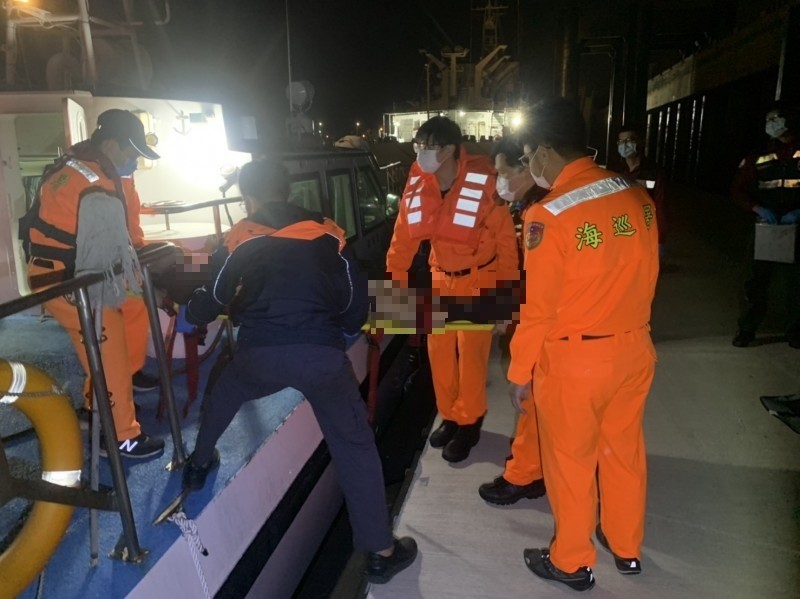 海巡將黃男遺體運上岸。(記者張軒哲翻攝)