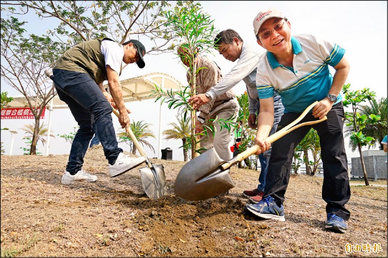 大鵬灣國家風景區管理處配合植樹節，種下40株喬木及200株灌木樹苖，打造濱灣公園綠帶。（記者陳彥廷攝）