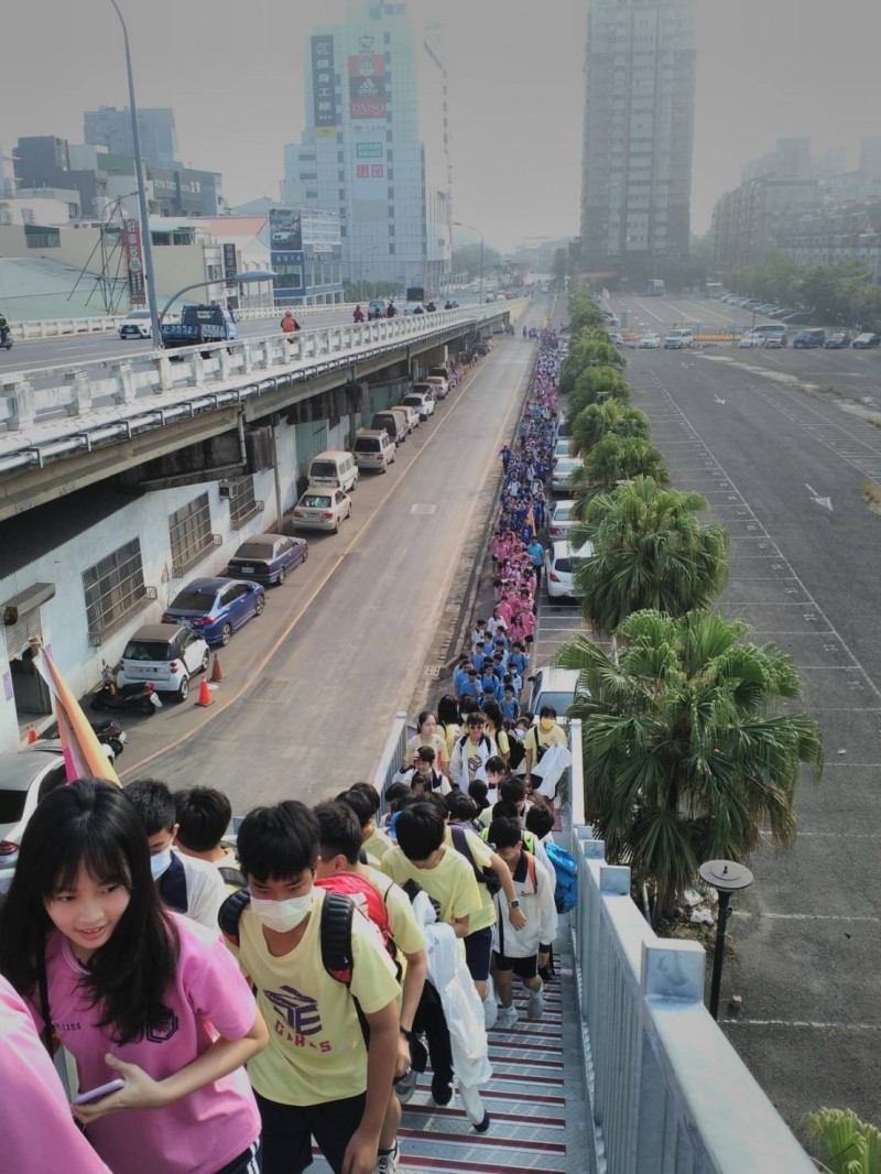 德光中學仁愛健行今天開步走，這項春季活動已傳承35年校風。（記者洪瑞琴翻攝）