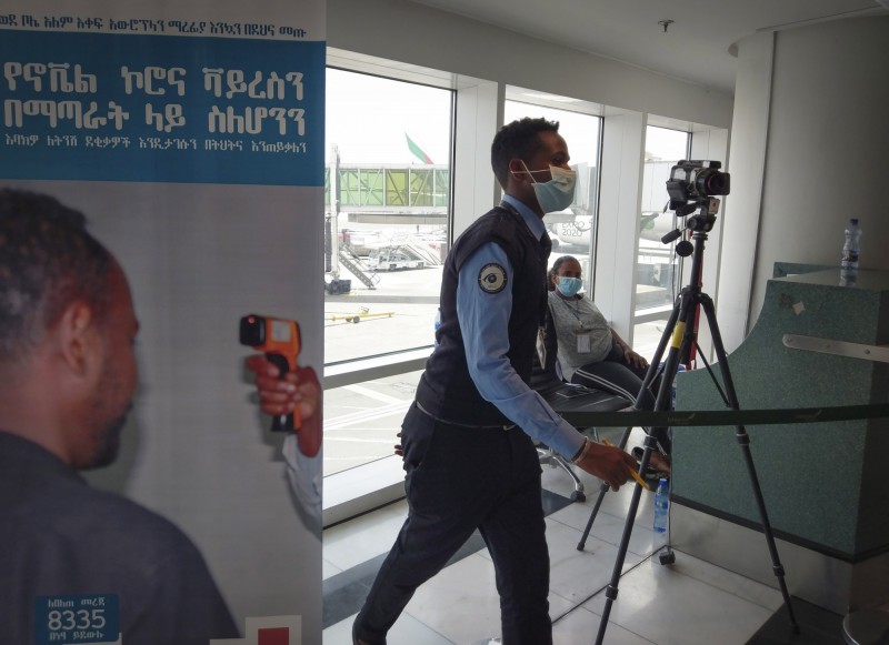 一名衣索比亞官員正在博萊國際機場（Bole International Airport）的武漢肺炎檢查哨工作。（歐新社）