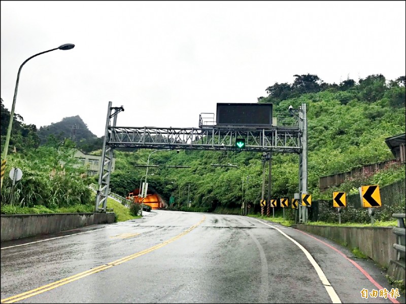 基福公路交通便利，但是假日塞車嚴重、飆車噪音擾民，還有砂石重車偷跑、人行道不足等問題，是「暖暖人的痛」。（記者林欣漢攝）