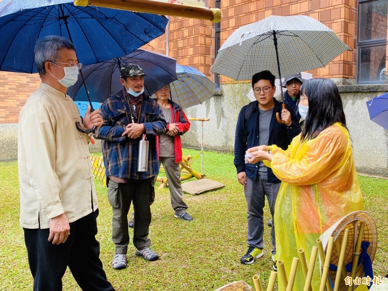 觀眾冒雨參加草草藝術節活動。（記者蔡宗勳攝）